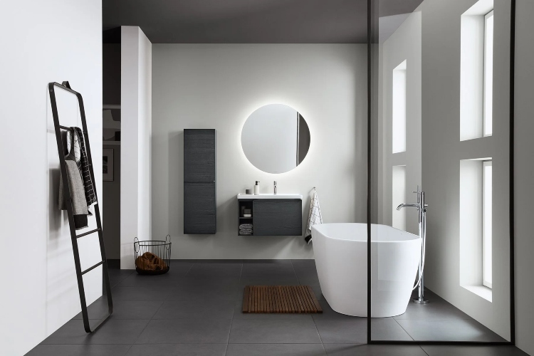  Minimalističko kupatilo u sivo-beloj boji sa samostojećom kadom