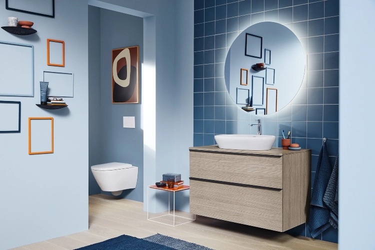  Minimalističko kupatilo u nežno plavim nijansama i sa drvenim elementima