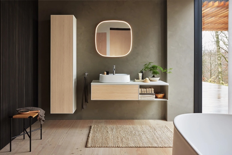  Minimalističko kupatilo sa drvenim elementima i pravougaonistim ogledalom