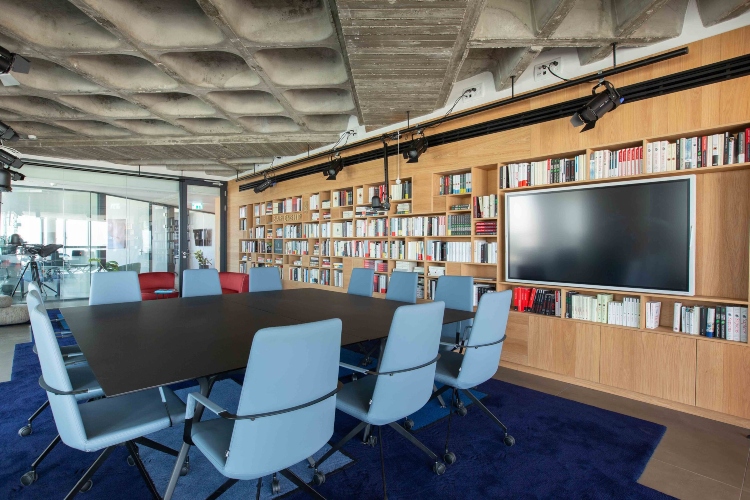  Kancelarija ima dugačku biblioteku koja služi kao pregradni drveni zid