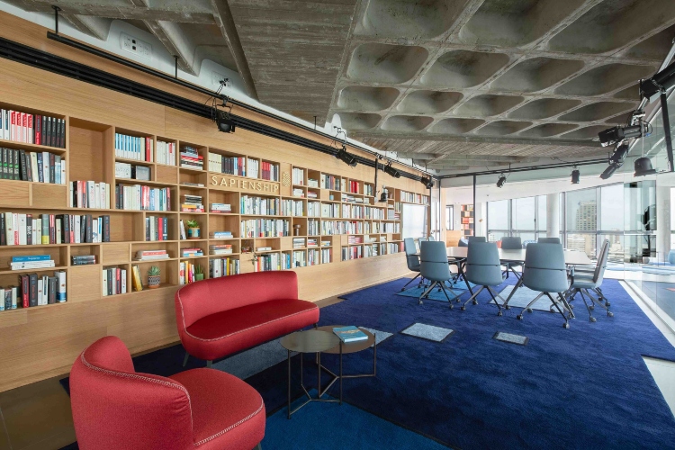  Drvena biblioteka služi kao pregrada kancelarijskog prostora