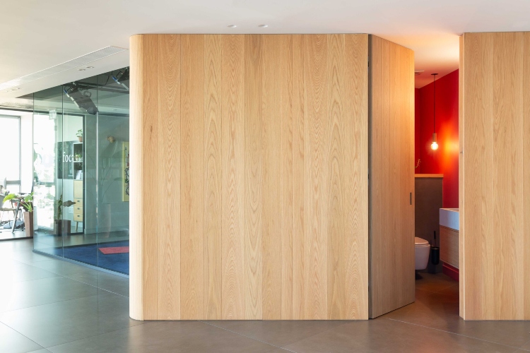  Drveni elementi izrađeni po meri pojačavaju lepotu i toplinu kancelarije