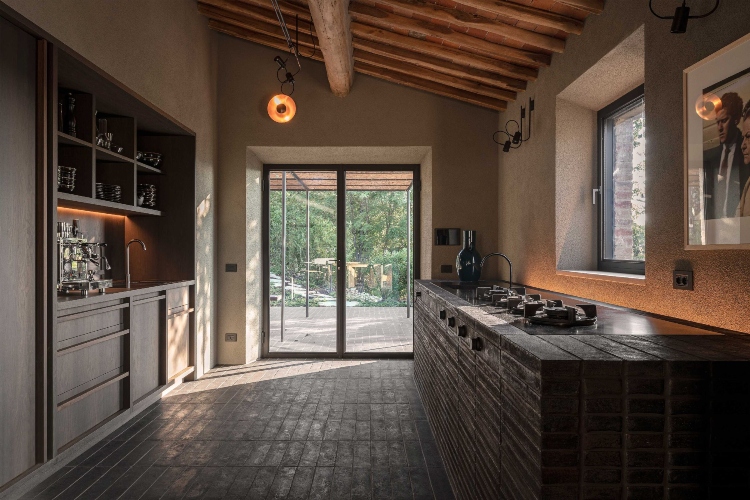  Kuhinja ima velike prozore koji obezbeđuju dovoljno prirodne svetlosti