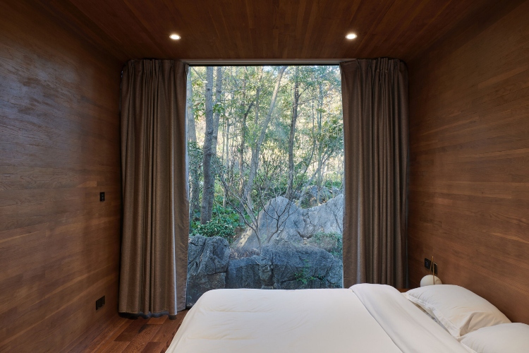  Pogled na šumu iz unutrašnjosti spavaće sobe