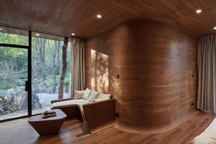  Brvnara je i iznutra obložena neverovatnim drvenim elementima koji spajaju prostorije
