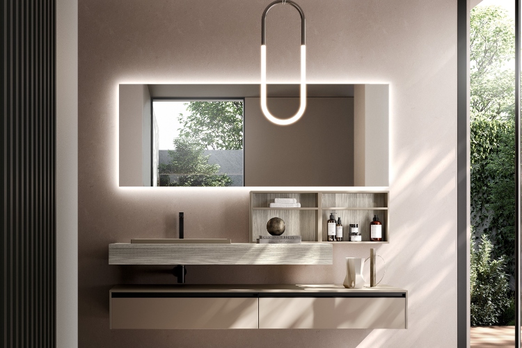  Moderno minimalističko kupatilo sa velikim ogledalom i dobrim osvetljenjem