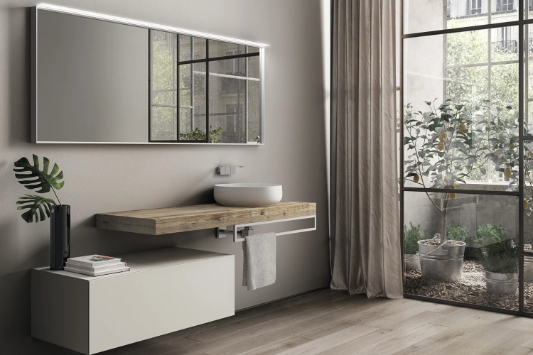  Moderno minimalističko kupatilo sa velikim ogledalom i ugrađenim ormarićima
