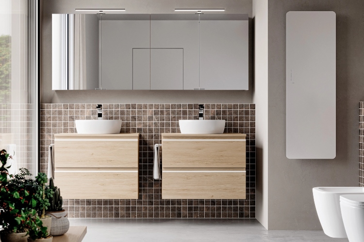  Moderno minimalističko kupatilo sa duplim ormarićima i jednim velikim ogledalom