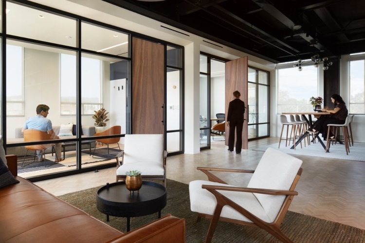  Svetao i prostran kancelarijski prostor ispunjen je minimalističkim nameštajem