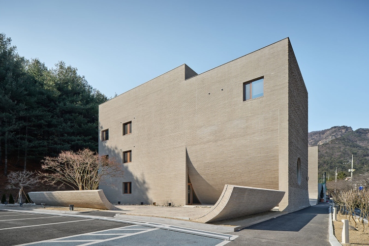  Dizajn ove zgrade od betona je krajnje jednostavan i minimalistički