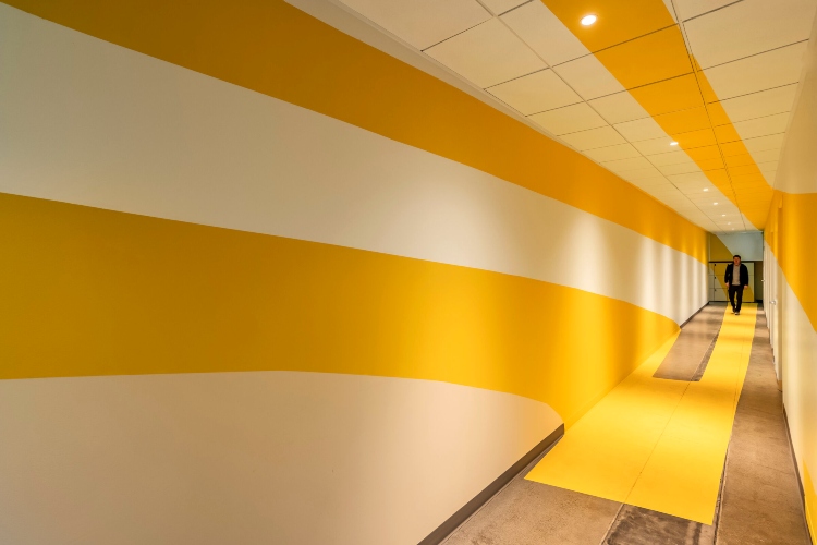  Pogled na hodnik kancelarije dizajniran u žuto-beloj boji
