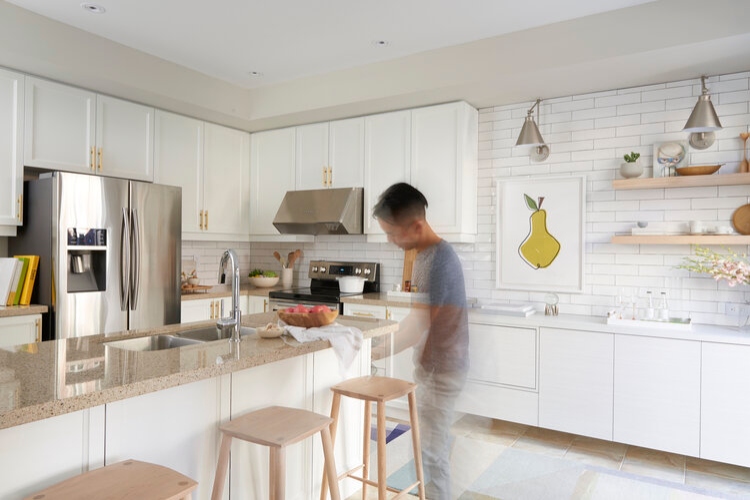 Dizajn male bele minimalističke kuhinje akcenat stavlja na udobnost