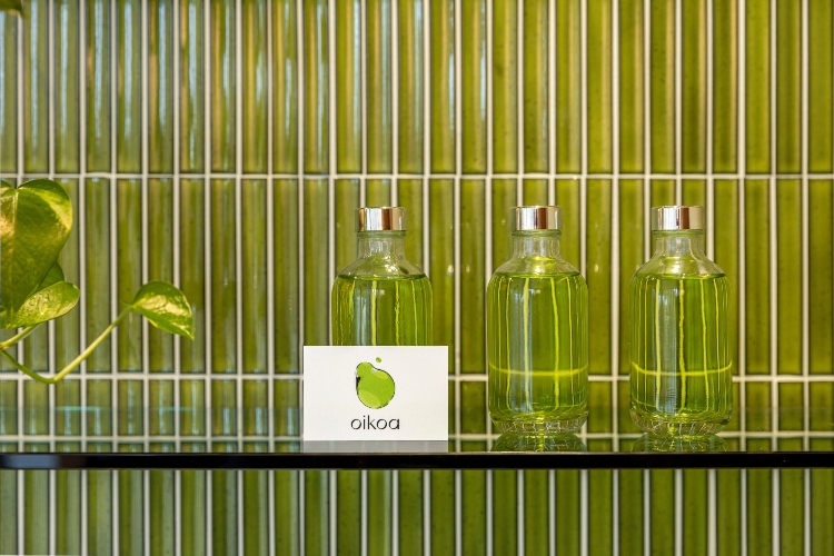  Pogled na kolekciju eteričnih ulja u okviru  holandskog salona za masažu