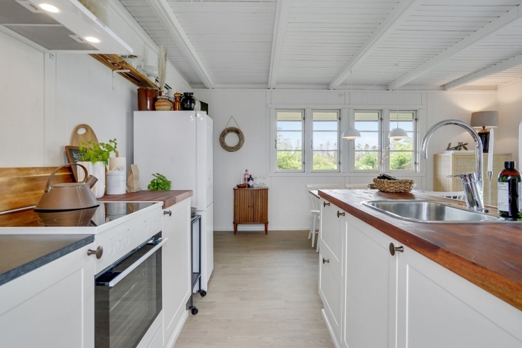  Kuhinja sa belim elementima kućice opremljene u stilu opuštene vikendice
