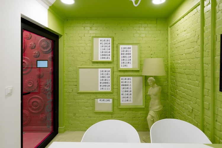  Kancelarija sa jako zelenim zidovima i originalnim skulpturama