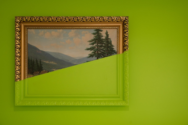  Zelena boja zidova oštro preseca umetnička dela u kancelariji