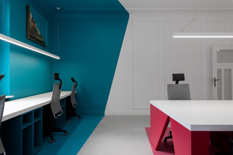  Tirkizno plava i ljubičasta boja kancelarije suprotstavlja se oštrini belih zidova
