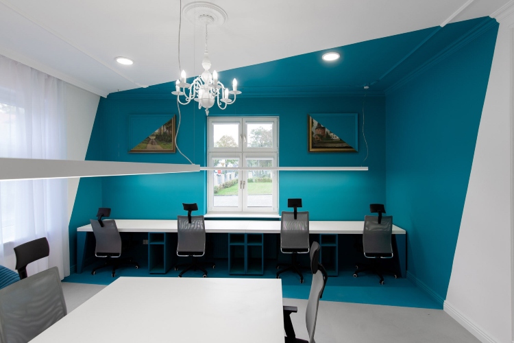  Tirkizno plava boja unutar kancelarije služi za bolje definisanje prostora
