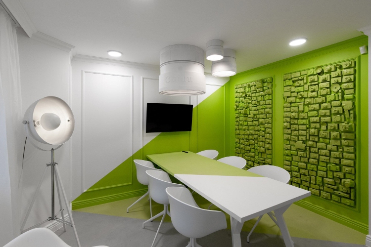  Zidovi trodimenzionalne kancelarije ispunjeni su fotoaparatima i presečeni zelenom bojom