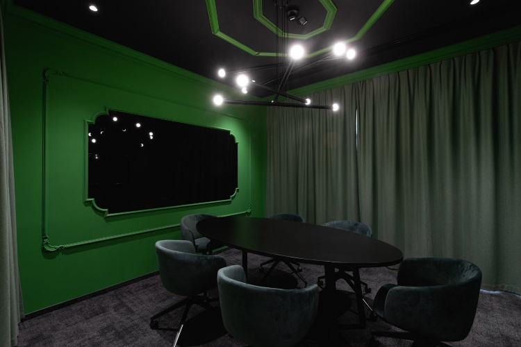  Kancelarijski prostor obojen u šumsko zelenu boju kako bi dočarao izgled železničke stanice