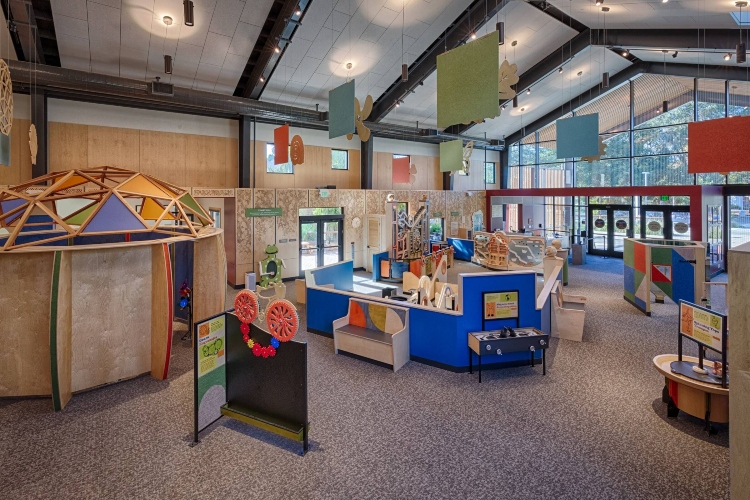  Pogled na zabavne zone za igru dece muzeja i zoološkog vrta Palo Alto Junior