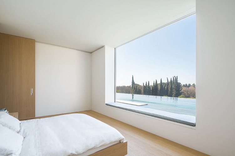  Panoramski prozor smešten u spavaćoj sobi omogućava fenomenalan pogled na okolinu