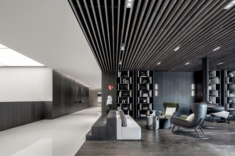  Veliko predvorje moderne kancelarije definišu beli zidovi sa sivim elementima