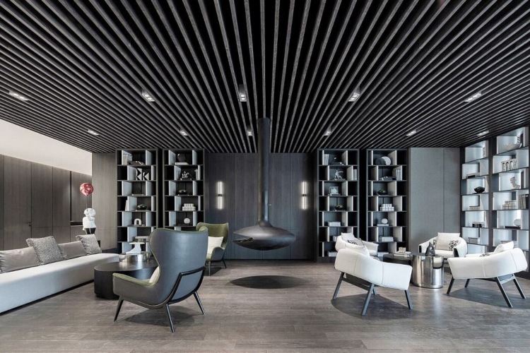  Poslovni prostor koristi kamin u skandinavskom stilu i sivi nameštaj za dekoraciju
