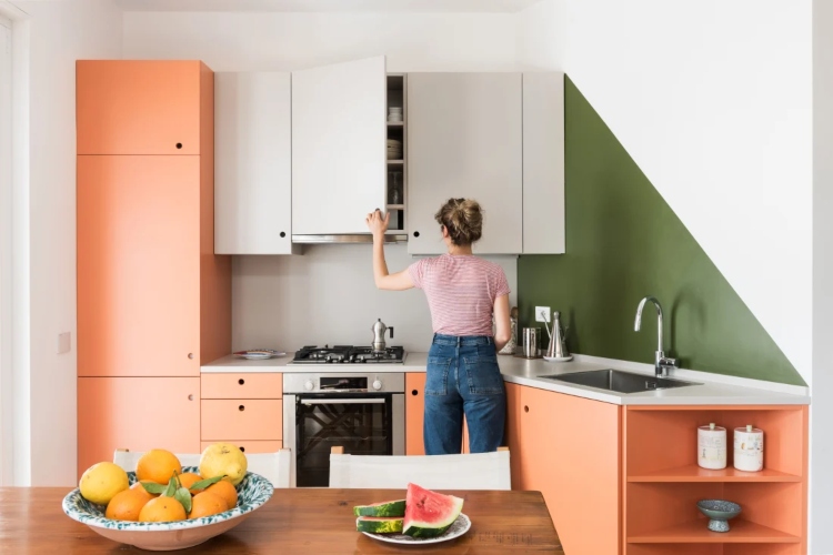 Ugaona kuhinja u pastelnim bojama koristi svaki centimetar prostora