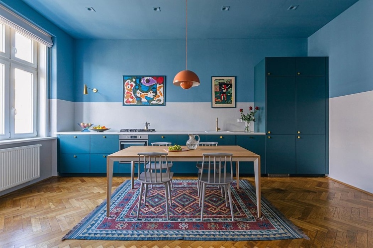  Kuhinja sa drvenim podom i plavo-belim elementima