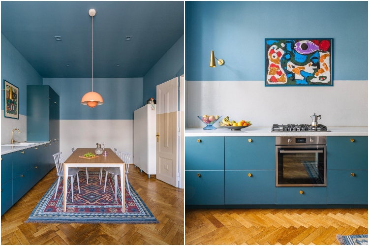  Kuhinja i trpezarija sa plavo-belim zidovima i kuhinjskim elementima