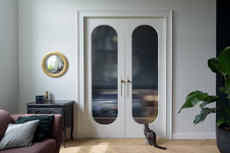  Specijalno dizajnirana vrata sa elipsastim detaljima upotpunjuju izgled stana