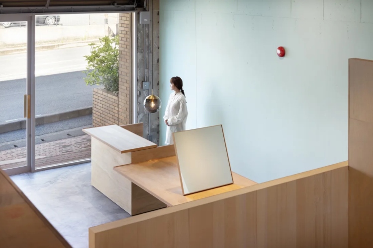  Recepcija frizerskog salona opremljenog u minimalističkom stilu