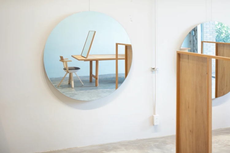  Pogled na veliko ogledalo frizerskog salona opremljenog u minimalističkom stilu