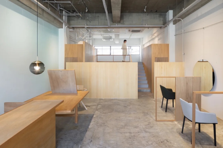  Pogled na dodatni radni prostor frizerskog salona opremljenog u minimalističkom stilu