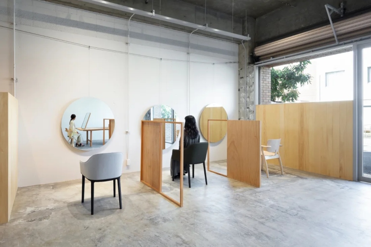  Radna zona frizerskog salona opremljenog u minimalističkom stilu