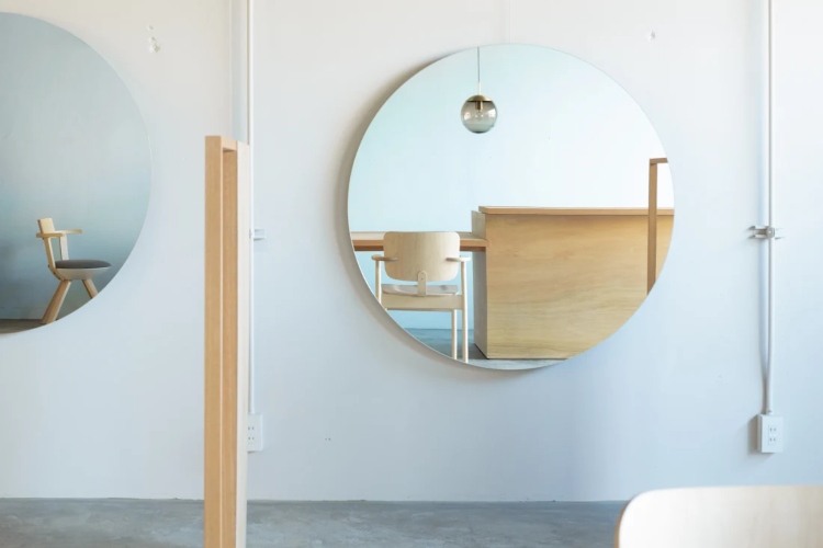 Ogledalo postaje glavni element dizajna frizerskog salona u minimalističkom stilu