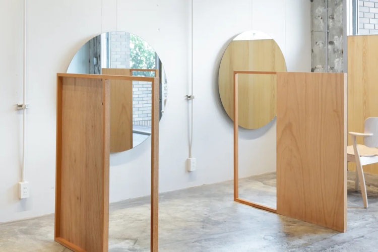  Pogled na ogledala i panele koji služe za pregrađivanje minimalističkog prostora