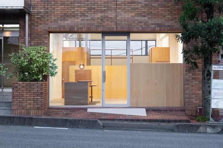  Pogled na spoljnu fasadu frizerskog salona opremljenog u minimalističkom stilu