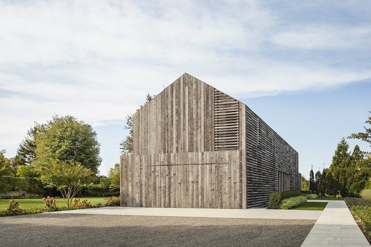  Prednja fasada ruralne kuće koristi drvene letvice za smanjenje svetlosti