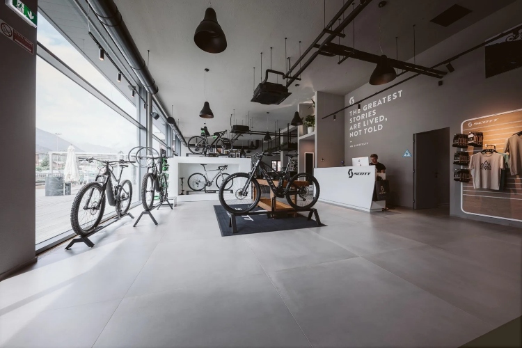 radni-prostor-u-industrijskom-stilu-postao-dom-biciklista