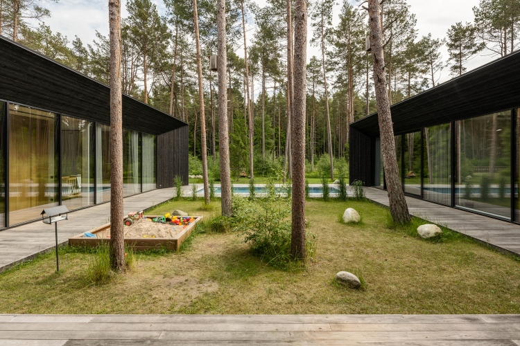 Neverovatna lakoća postojanja crne kuće u zelenoj šumi