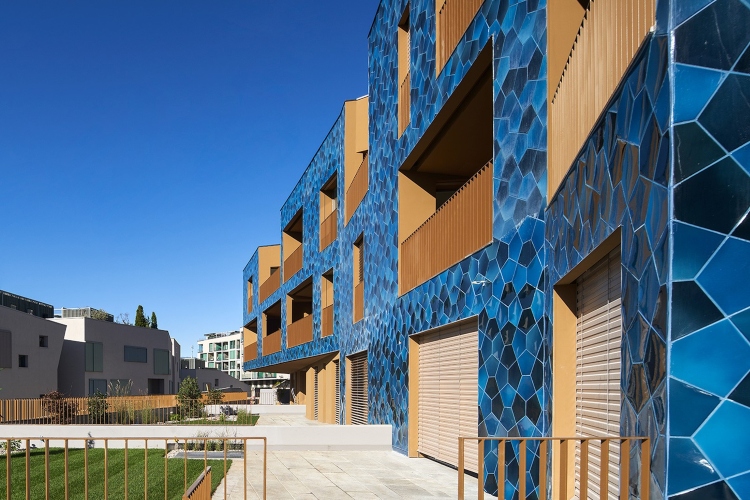 Gradnja u svim nijansama plave: novi stambeni kompleks na neobičnom mestu