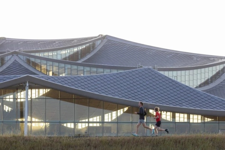 zavirite-u-google-kampus-ciji-krovovi-podsecaju-na-zmajeve-krljusti 