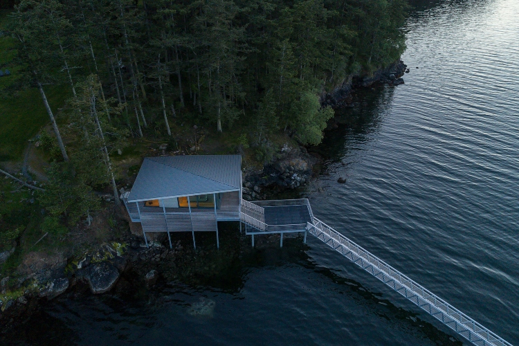  Kuća na obali mora služi kao prag koji brani kopno od vode