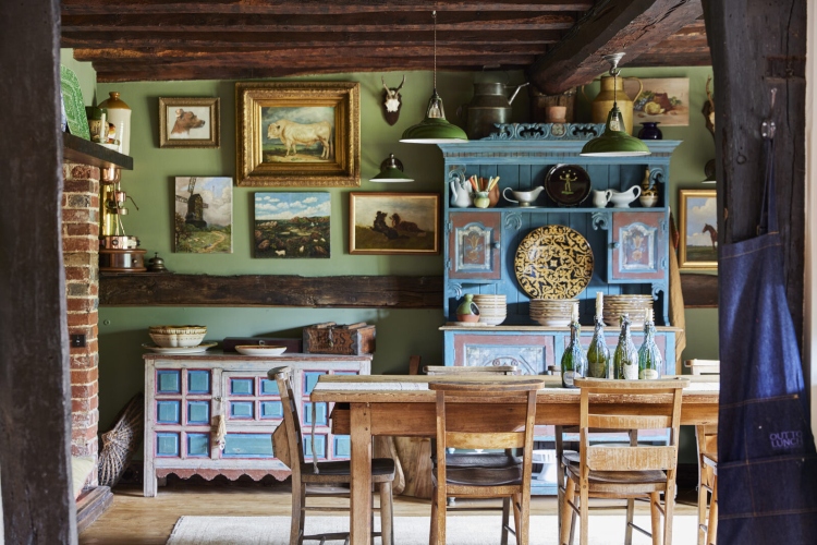  Klasičan dizajn kuhinje sa plavim i drvenim kuhinjskim ormarićima