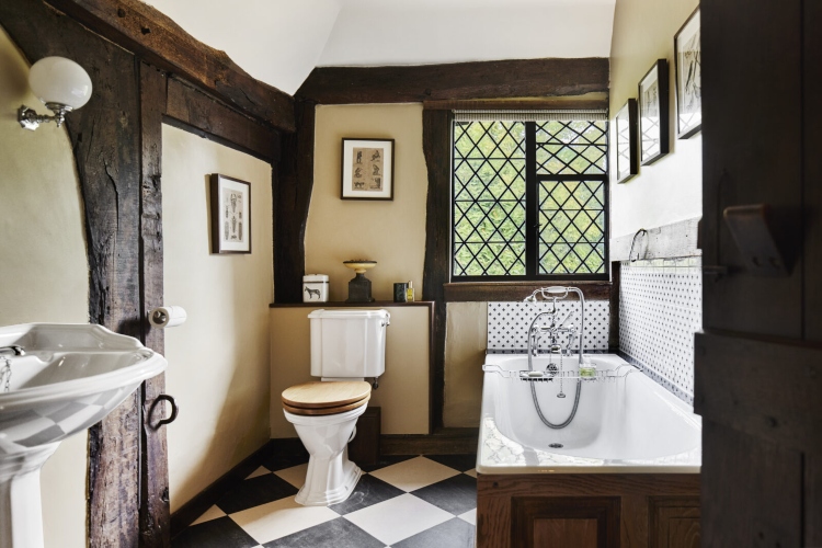  Tradicionalno opremljeno kupatilo sa puno drvenih elemenata