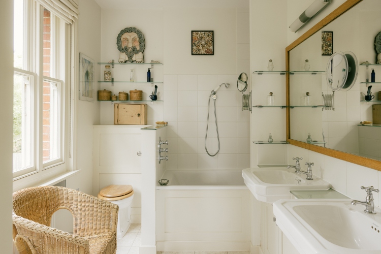  Tradicionalno opremljeno kupatilo sa duplim umivaonikom i drvenim okvirom za ogledalo