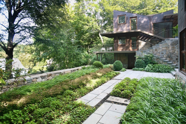  Velike kamene staze i bujno zelenilo učestvuju u stvaranju modernog dizajna bašte