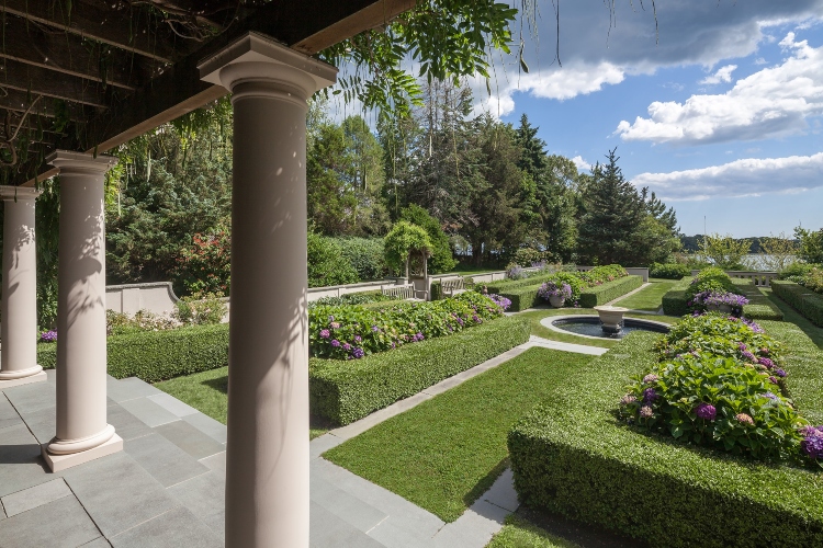  Veliki stubovi, zelenilo i uredan travnjak čine okosnicu modernog dizajna bašte